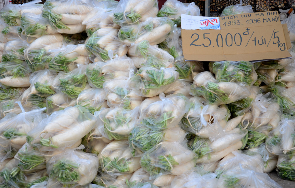 Giải cứu củ cải ở Hà Nội, 25.000 đồng một túi 5 kg